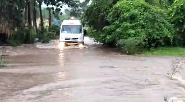 Flood water flowing over the bridge; the ambulance driver rushed the mother to the health center for delivery Palghar Rains : नाल्याला पूर, पुलावरुन पाणी; प्रसंगावधान दाखवून रुग्णवाहिका चालकाने गरोदर मातेला सुखरुप आरोग्य केंद्रात पोहोचवलं!