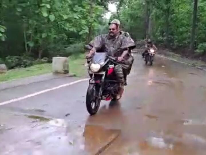 Rajnandgaon Chhattisgarh new SP Prafulla Thakur came out on motorcycle to visit Naxal-affected areas ANN Rajnandgaon News: भारी बारिश में एसपी ने किया नक्सल प्रभावित इलाकों का निरीक्षण, खुद मोटरसाइकिल चलाकर गए नक्सलियों की मांद में