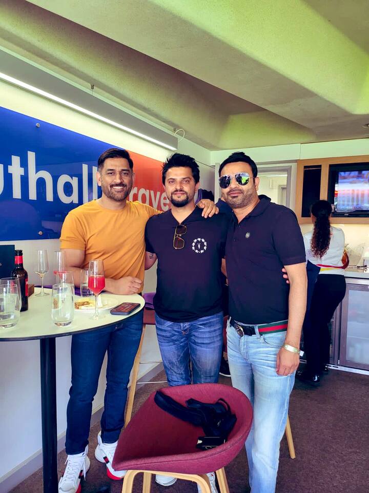 पूर्व भारतीय खिलाड़ी और आईपीएल में चेन्नई सुपर किंग्स का हिस्सा रहे चुके सुरेश रैना ने अपने ट्विटर हैंडल से महेन्द्र सिंह धोनी के साथ फोटो शेयर किया है.