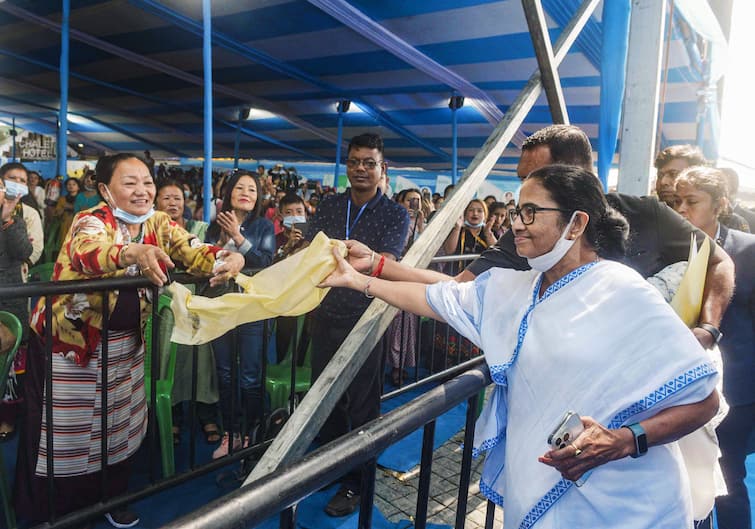 Mamata Banerjee, Darjeeling, On the birth anniversary of Vanu Bhakta, Mamata raised her voice against discrimination, slams bjp Mamata Banerjee: 'যাঁদের হৃদয় বড়, তাঁরা ঐক্যের কথা বলেন', মমতার নিশানায় বিজেপি