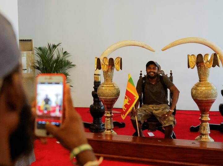 The young people posed for photos by sitting in the Sri Lankan President's chair one minute at a time. They felt like they were presidents. srilanka presidential chair : అధ్యక్షుడు పారిపోతే మాత్రం ఆయన కుర్చీని నిమిషానికొకరు పంచుకుంటారా ? శ్రీలంకలో జరిగింది ఇదే