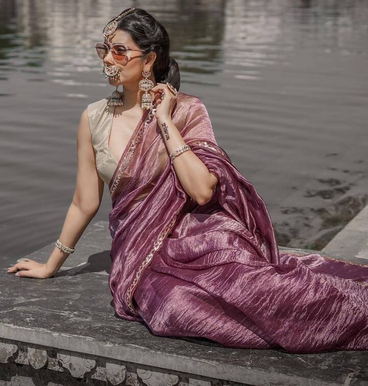 चारू असोपा की सोशल मीडिया पर शानदार फैन फॉलोइंग देखने को मिलती है. 1 मिलियन फॉलोवर्स उन्हें इंस्टाग्राम पर फॉलो करते हैं.