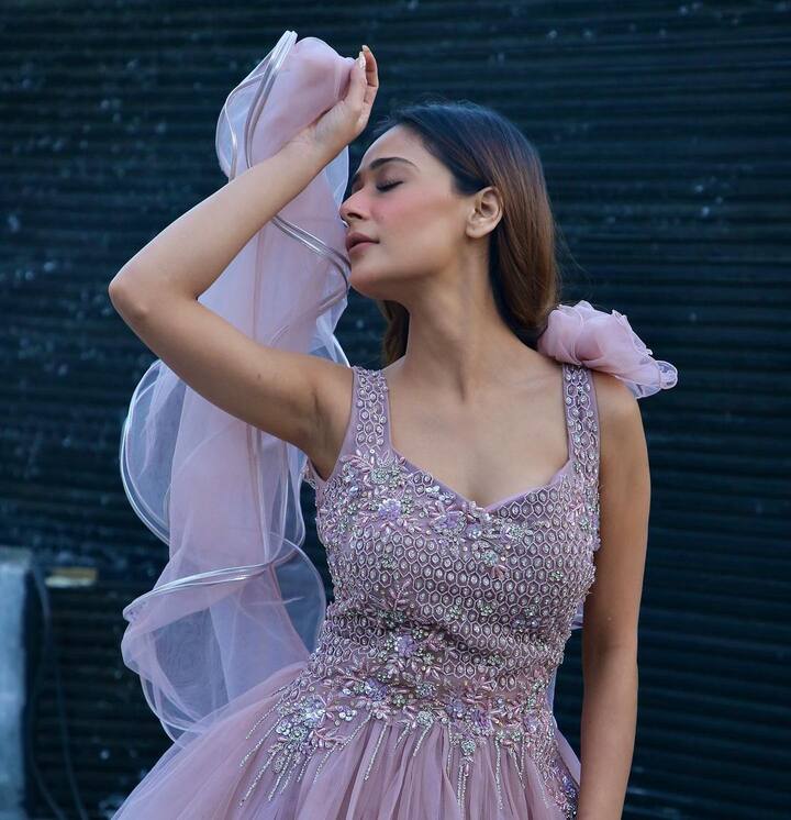 टीवी एक्ट्रेस सारा खान ने स्टार प्लस के शो सपना बाबुल का बिदाई से छोटे परदे पर कदम रखा था, संध्या की भूमिका निभाकर उन्होंने घर-घर में अपनी अलग पहचान बनाई थी. सारा बेशक किसी टीवी सीरीज में नजर ना आती हों, लेकिन सोशल मीडिया पर खासा एक्टिव रहती हैं.