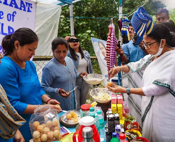 मुख्यमंत्री ने सोशल मीडिया पर साझा की गई एक वीडियो क्लिप में दुकान पर स्वयंसहायता समूह की महिलाओं के साथ बातचीत करती दिख रही हैं और इस दौरान डंपलिंग्स (मोमोज) बनाते नजर आ रही हैं.