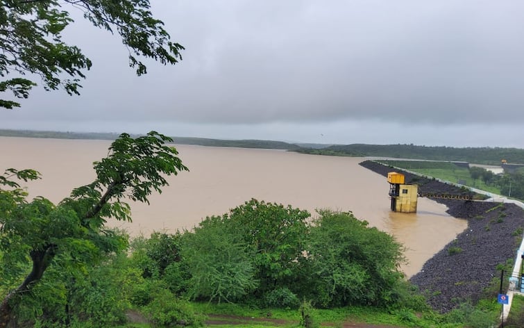 Maharashtra News Dam stocks in Nashik district at 73 percent five dams overflow Nashik Dam Storage : नाशिक जिल्ह्यातील धरण साठा 73 टक्क्यांवर, पाच धरणे ओव्हरफ्लो, नांदूरमध्यमेश्वरमधून 58 हजार क्युसेकने विसर्ग