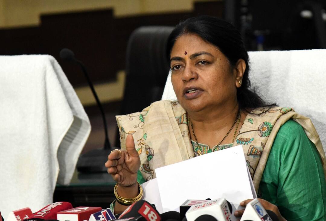 Dangue : 'या' आजारासाठी मांत्रिक व भोंदु वैद्याचा सल्ला घेवू नका, जिल्हाधिकारी आर. विमला यांचे आवाहन Last year 1 thousand 254 dengue infected Dangue : 'या' आजारासाठी मांत्रिक व भोंदु वैद्याचा सल्ला घेवू नका, जिल्हाधिकारी आर. विमला यांचे आवाहन