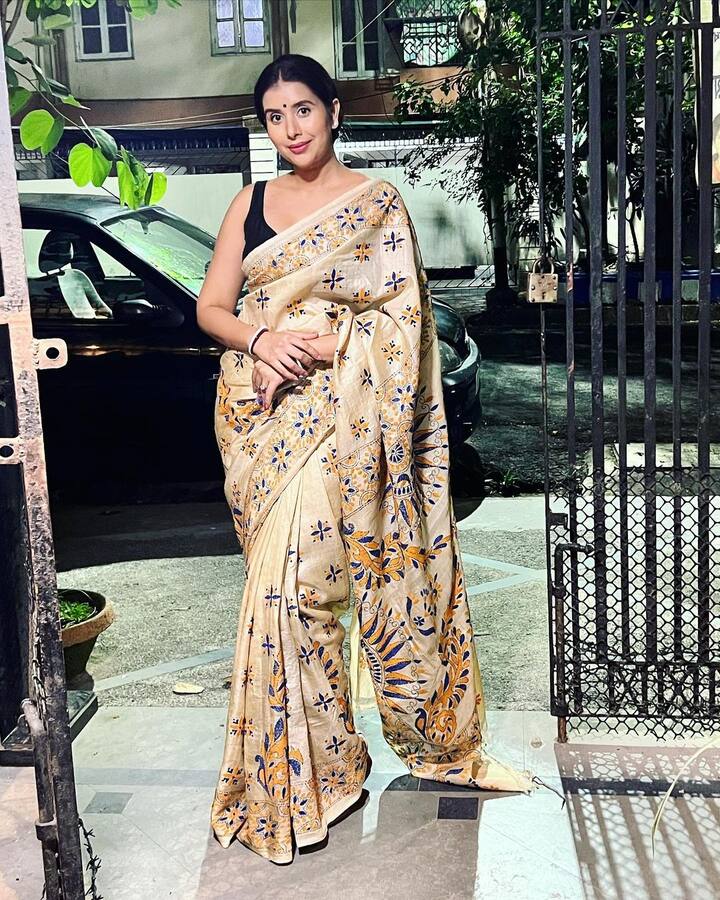 चारू असोपा कोई त्योहार हो या पूजा वो साड़ी पहनना कभी नहीं भूलती हैं. इसका सबूत उनके ब्लॉग में देखने को मिल जाता है.
