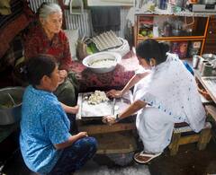 Mamata Banerjee Darjeeling Visit: पानी-पुरी के बाद अब ममता बनर्जी ने दार्जिलिंग में सड़क किनारे स्टॉल पर बनाए मोमोज, देखें फोटो