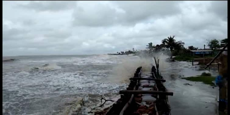 South 24 Pargana, Fraser Ganj Coastal Police Station is flooded in bakkhali South 24 Pargana: পূর্ণিমা কোটালের বিপদ, জল ঢুকল থানাতেও