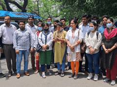 Lucknow: यूपी के स्वास्थ्य भवन में कर्मचारियों का विरोध प्रदर्शन, इस वजह से हैं नाराज