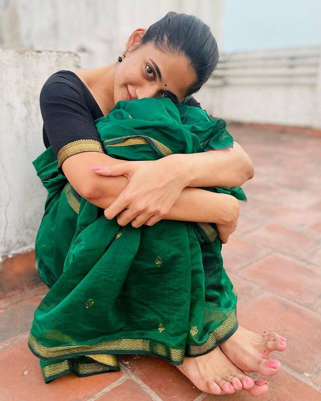 புல்லின் சிரிப்பும் பச்சை நிறமே.. எனக்குச் சம்மதம் தருமே..