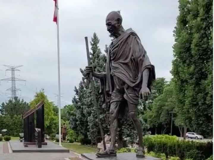 Mahatma Gandhi's statue was damaged in Canada police says it is a hate crime india react Mahatma Gandhi Statue Defaced: कनाडा में महात्मा गांधी की प्रतिमा का अनादर, भारतीय दूतावास ने की कड़ी कार्रवाई की मांग