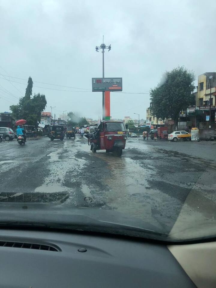 एका बाजूला आय लव्ह अप्पर म्हणत विकास झाल्याचं चित्र आहे तर त्याच्याच खाली रस्त्यांवरील खड्ड्यामुळे नागरिक त्रस्त आहे.