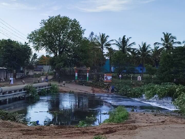 Motorists suffer due to traffic disruption due to flooding in Noyal river கோவை : நொய்யல் ஆற்றில் வெள்ளப்பெருக்கு ; போக்குவரத்து பாதிப்பால் வாகன ஓட்டிகள் அவதி