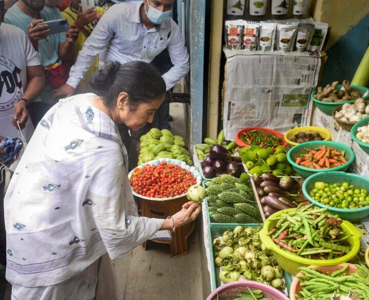 इसके कुछ समय बाद वह एक वीडियो में बच्चों और पर्यटकों को ‘पानी-पुरी’ खिलाती नजर आईं जिसका वीडियो सोशल मीडिया (Social Media) पर काफी वायरल हुआ था.