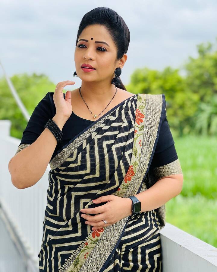 కొత్తబంగారులోకం సినిమాలో స్వప్న ఫ్రెండ్  సింధూరపువ్వుని అంటూ రాగసుధ పాత్రలో నవ్వులు పూయించింది సుష్మ. ఆ సినిమాలో కాలేజ్ స్టూడెంట్ గా మెప్పించిన సుష్మ ప్రస్తుతం కార్తీకదీపం సీరియల్ లో సౌందర్య కూతురిగా, నిరుపమ్-ప్రేమ్ కి తల్లి స్వప్న గా నటిస్తోంది.