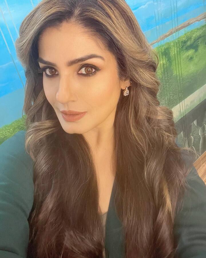 या क्लासी लूकमध्ये रवीना टंडन खूपच आकर्षक दिसत आहे. (Photo : @officialraveenatandon/IG)