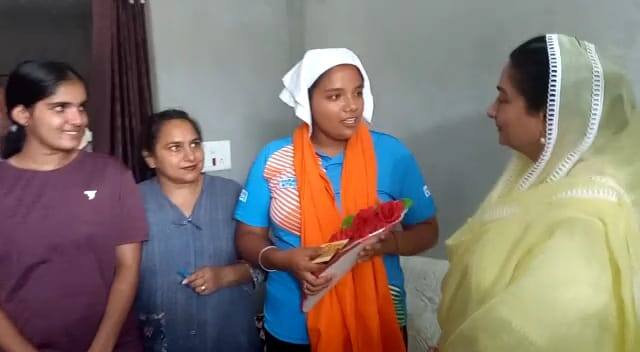 Punjab News: Harsimrat Kaur Badal met Avneet Kaur who won silver Medal in South korea ਸਾਊਥ ਕੋਰੀਆ 'ਚ ਦੇਸ਼ ਲਈ ਮੈਡਲ ਜਿੱਤ ਕੇ ਅਵਨੀਤ ਕੌਰ ਨੇ ਨਾਮ ਕੀਤਾ ਰੌਸ਼ਨ, ਹਰਸਿਮਰਤ ਕੌਰ ਬਾਦਲ ਨੇ ਮਿਲ ਕੇ ਦਿੱਤੀ ਵਧਾਈ