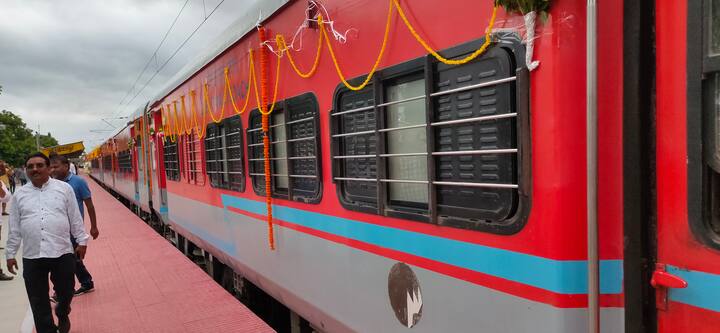 अम्बिकापुर रेलवे स्टेशन पर मौजूद अतिथियों और लोगों के सामने वर्चुअल शुभारंभ के दौरान रेल मंत्री अश्वनी वैष्णव ने लोगों को संबोधित किया. अपने संबोधन में रेल मंत्री ने सबसे पहले छत्तीसगढ़ी संस्कृति के अनुरूप मौजूद लोगों को “जय जोहार” कहकर नमस्कार किया. उसके बाद उन्होंने सरगुजा की सिद्ध मां महामाया को प्रणाम किया.