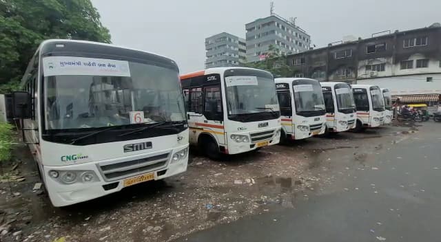 Navsari city bus today closed due to heavy rain and roads blocked ગુજરાતના કયા શહેરમાં ભારે વરસાદના પગલે સિટી બસ સેવા કરી દેવી પડી બંધ?
