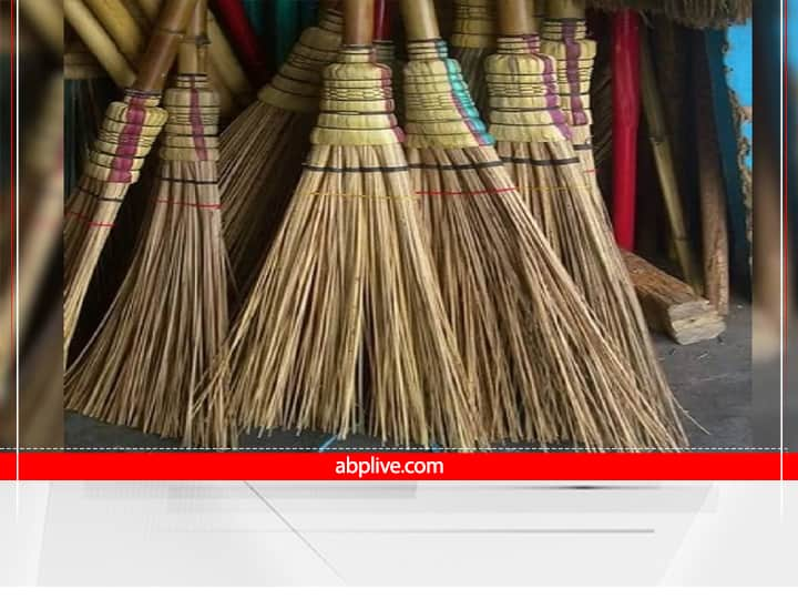 broom astro tips do not throw the old jhadu try these measures Broom Astro Tips: पुरानी झाड़ू को फेंकते समय इन टोटकों को जरूर आजमाएं, होगा लाभ