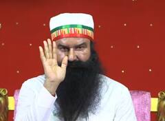 Photos: पैरोल खत्म होने से पहले पुराने अंदाज में दिखा Ram Rahim, स्टेज पर किया सत्संग और भजन कीर्तन