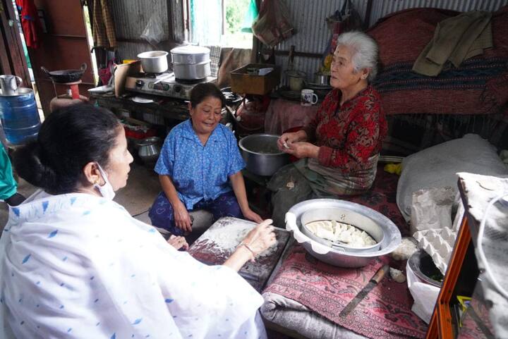 দেশে হোক বা বিদেশে, কোথাও সফরে গেলে নানা সময় ভিন্ন মেজাজে দেখা যায় মুখ্যমন্ত্রী মমতা বন্দ্যোপাধ্যায়কে। কখনও নিজেই কারও সঙ্গে গল্প জুড়ে দেন। কখনও আবার গেরস্থালির খুঁটিনাটি বিষয়ও ঘরের মেয়ের মতো করেই জেনেবুঝে নেন। এবারের দার্জিলিং সফরেও তার অন্যথা হয়নি। ছবি: মমতা বন্দ্যোপাধ্যায়ের ফেসবুক পেজ থেকে প্রাপ্ত
