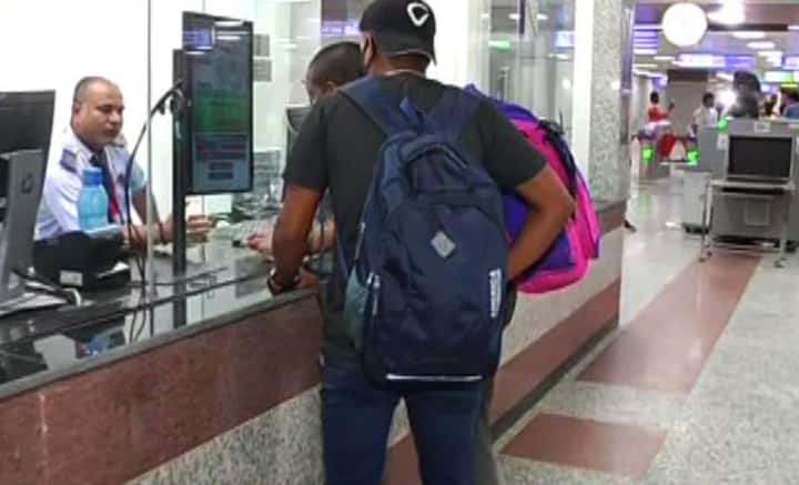 ইতিহাসের সাক্ষী হতে সকাল থেকেই মেট্রো স্টেশনে ভিড় দেখা গেল। কেউ আবার প্রথম মেট্রোর যাত্রী হতে রাত ৩টেয় শিয়ালদা পৌঁছে গিয়েছেন বলে জানা গেল।