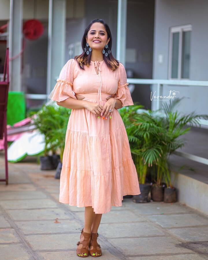 వరుస సినిమాలతో బిజీగా మారిపోయింది. Image Credit: Anasuya Bharadwaj/ Instagram