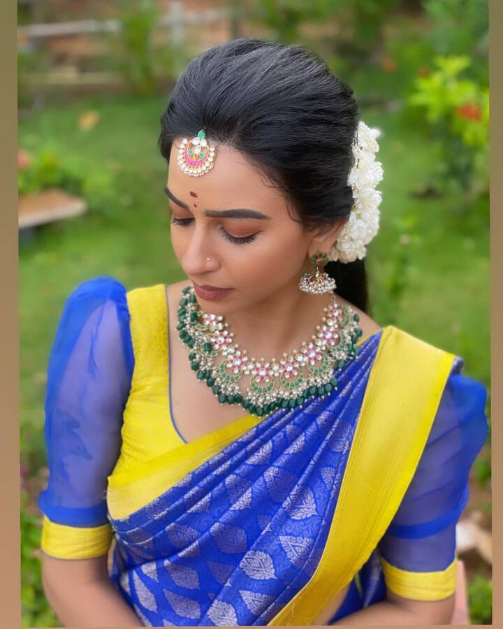 மஞ்சள் மேகம் ஒரு மஞ்சள் மேகம்  சிறு பெண்ணாகி முன்னே போகும்