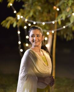 आलिया भट्ट की हमशक्ल की तो निकल पड़ी...ऐसे मिला टीवी शो में पहला रोल, देखें मनमोहक तस्वीरें