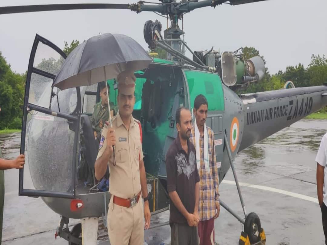 Mancherial district somanpalli godavari floods two goat herders rescured with helicopter dnn Mancherial News : గోదావరిలో చిక్కుకున్న మేకల కాపరులు, మంత్రి కేటీఆర్ ఆదేశాలతో రంగంలోకి సహాయ బృందాలు