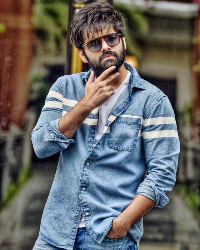 ఈ సందర్భంగా స్టైలిష్ గెటప్స్ తో ఆకట్టుకుంటున్నారు. (Photo Courtesy: Ram Pothineni Instagram)