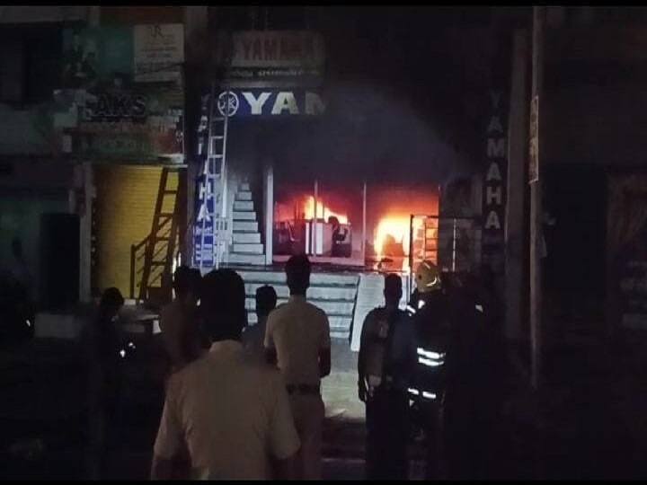 Dharmapuri Yamaha showroom fire accident occured due to Electrical discharge அரூரில் மின் கசிவால் பற்றி எரிந்த பைக் ஷோரூம்... எரிந்து சாம்பலான  புதிய பைக்குகள்..!