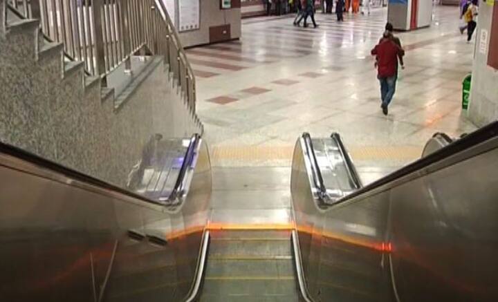 বিধাননগর রোড স্টেশনের এই বাদুড়ঝোলা ভিড় অনেকটাই কমবে বলে আশা মেট্রো কর্তাদেরও। তাই প্রথম দিন বলে নয়, সপ্তাহের সব দিনই মেট্রোয় এই ভিড় দেখা যাবে বলে আশাবাদী তাঁরা।