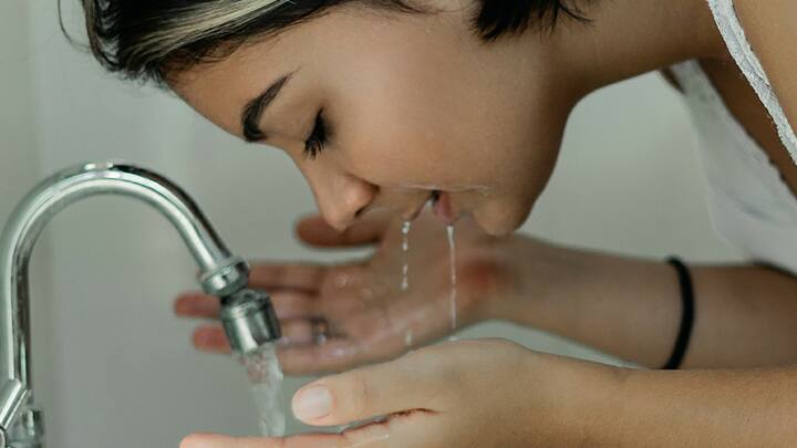 বিশেষ করে চোখ ধোয়ার সময় অর্থাৎ পরিষ্কারের সময় কয়েকটি ব্যাপারে খেয়াল রাখা অতি অবশ্যই প্রয়োজন।