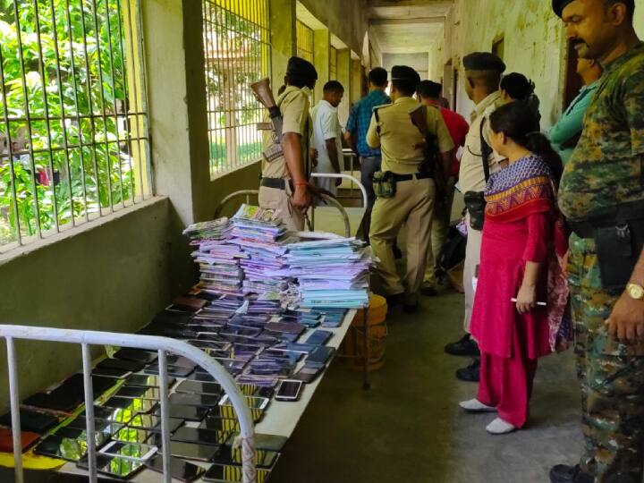 Arrah News: The candidates had come to take the B.Ed exam with mobile and gas paper then DM raided this college in Arrah ann Arrah News: B.ED की परीक्षा में खुलेआम चोरी कर रहे परीक्षार्थियों पर DM का बड़ा एक्शन, इस प्रतिष्ठित कॉलेज से 81 मोबाइल जब्त