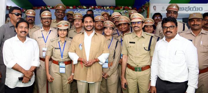 విశాఖ పర్యటలో భాగంగా అక్కడి పోలీసు అధికారులతో సీఎం జగన్