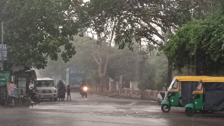 मौसम विशेषज्ञों का कहना है कि इस बार बंगाल की खाड़ी से लगातार नमी वाली हवाएं पश्चिम की ओर आ रही हैं. इसकी वजह से राज्य में अच्छी बारिश हो रही है. इस बार मानसून की एंट्री भी पूर्वी राजस्थान के एरिया से हुई और 3 दिन के अंदर यह पूरे प्रदेश में छा गया था.