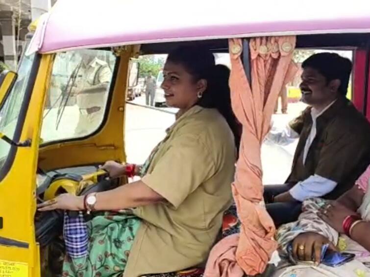 Tirupati minister rk roja distributed vahana Mitra cheques criticizes Pawan Kalyan on good morning cm sir campaign dnn Minister Roja On Pawan Kalyan : రోడ్ల గుంతలకు గత ప్రభుత్వమే కారణం, పవన్ ను చూసి జనం నవ్వుతున్నారు- మంత్రి రోజా