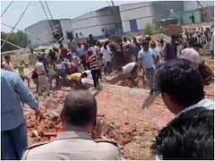 Delhi Wall Collapsed: दिल्ली के अलीपुर में गिरी गोदाम की दीवार, देखें हादसे की तस्वीरें