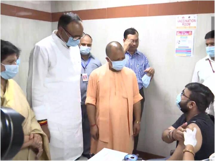 Uttar Pradesh free precaution dose campaign launched in lucknow cm yogi adityanath inspects the drive Corona Free Booster Dose: यूपी में मुफ्त प्रीकॉशन डोज अभियान की शुरुआत, टीका ले रहे लोगों के बीच पहुंचे सीएम योगी, कही यह बात