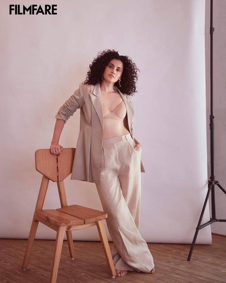 અભિનેત્રી સોશિયલ મીડિયા પર પણ ખુબ એક્ટિવ રહે છે. તાજેતરમાં તાપસીએ પોતાની લેટેસ્ટ તસવીરો શેર કરી છે.