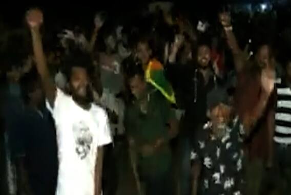 રાષ્ટ્રપતિ ગોટબાયાના રાજીનામાનો જશ્ન, લોકો રસ્તા પર ડાન્સ- આતશબાજી દ્વારા કરી રહ્યા છે સેલિબ્રેશન