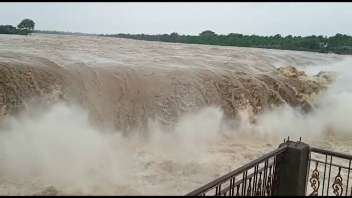 पावसाची संततधार सुरूच असून पैनगंगा नदीची पूर परिस्थिती आणखी बिघडण्याची शक्यता वर्तवली जात आहे.