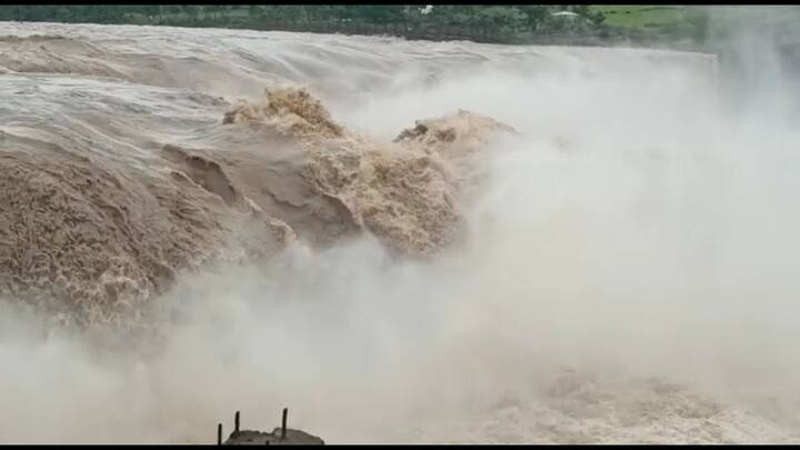 पर्यटकांनी याची नोंद घेऊन सहस्रकुंड धबधबा पर्यटन स्थळी येऊ नये असे आवाहन प्रशासनाच्या वतीने करण्यात आले आहे.