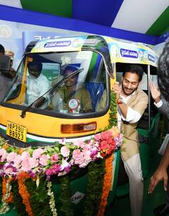 In Pics : ఆటో నడిపిన సీఎం జగన్, విశాఖలో వాహన మిత్ర లబ్దిదారులకు చెక్కులు అందజేత