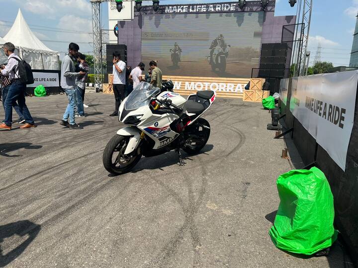 In terms of its dynamics it gets a water-cooled single-cylinder four-stroke 313-cc engine with 34hp and 27Nm. It does 0 – 60 km/hr in 2.9 seconds and it has a 6-speed gearbox. Four modes as standard - Track, Urban, Rain and Sport.(Source: ABP)