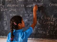 Surguja News: कहीं छत गिर रही तो कहीं टपक रहा पानी, जान जोखिम में डालकर जर्जर स्कूल में पढ़ाई करने को मजबूर बच्चे, एक ही कमरे में चल रहीं कई कक्षाएं