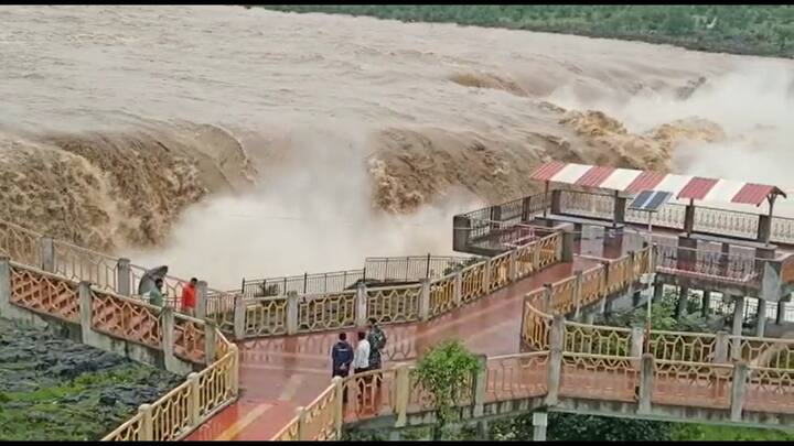 दरम्यान पाण्याच्या या वाढत्या प्रवाहांमुळे सहस्त्रकुंड धबधब्याचे रौद्ररूप, अक्राळ विक्राळ दिसत आहे.
